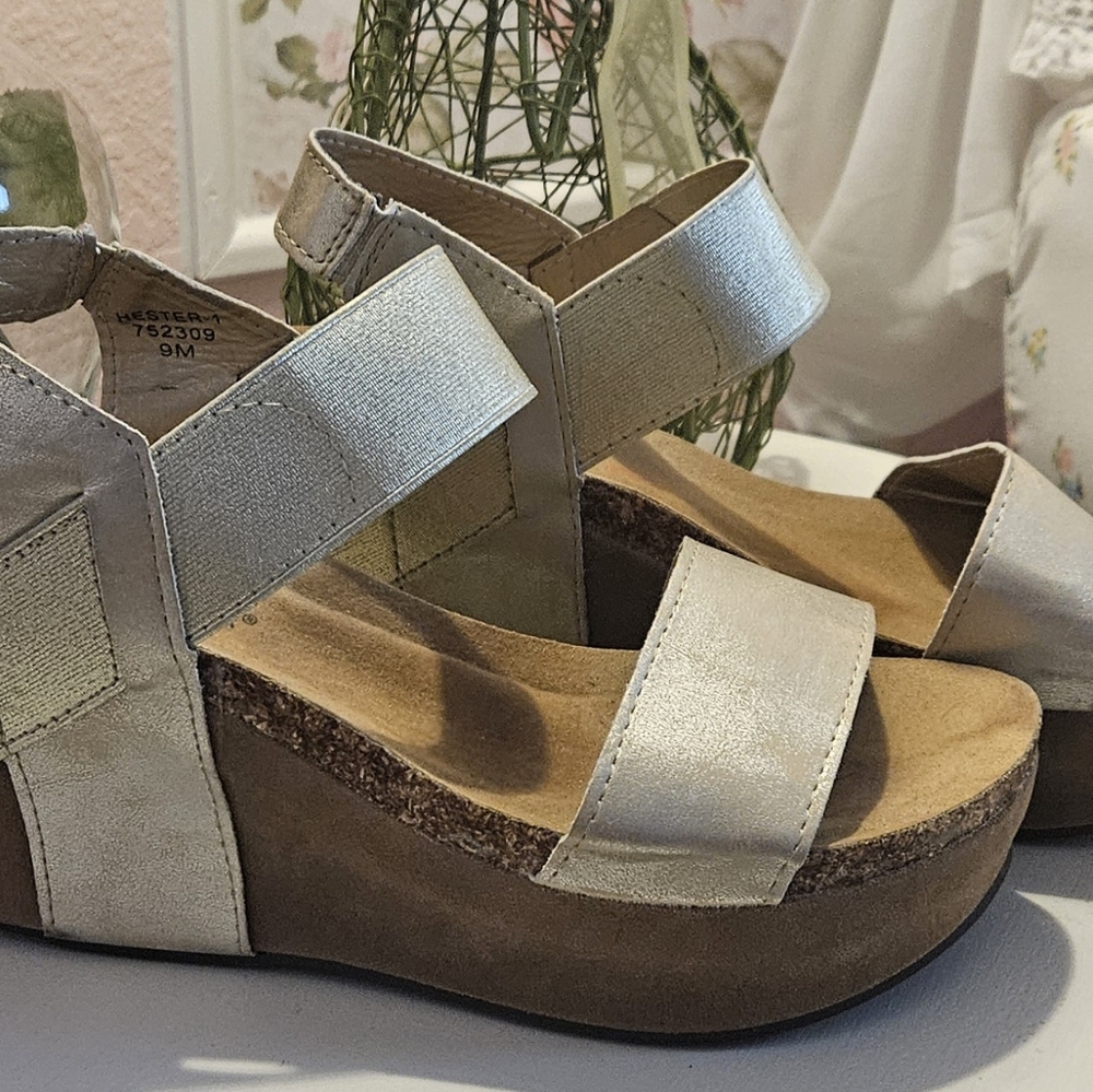 Pierre Dumas Gold Wedges 9